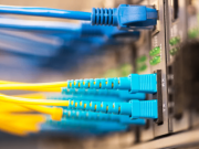 Qual é a janela de entrada/saída óptica mais usada para painéis de fibra óptica